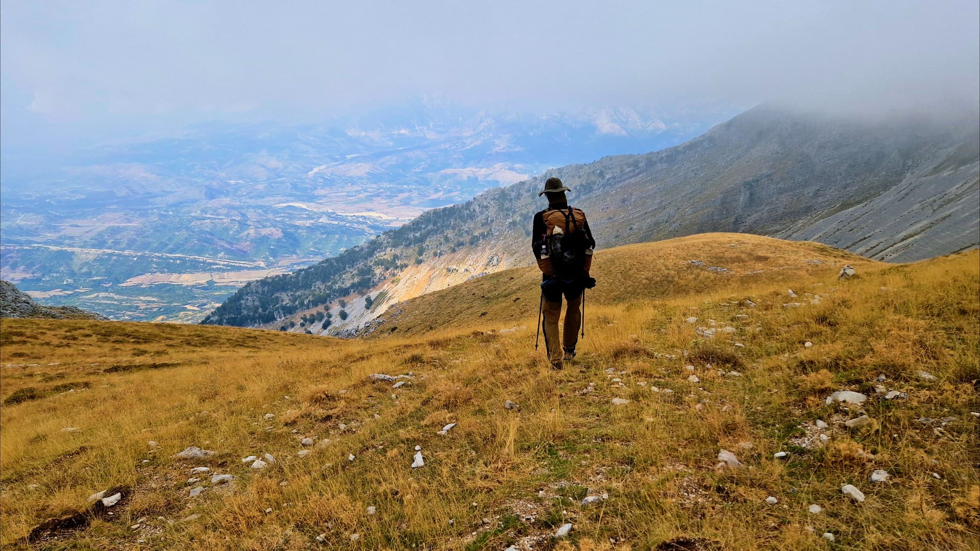 Person on the trail near Vali Bufit. Person on the trail near Vali Bufit.